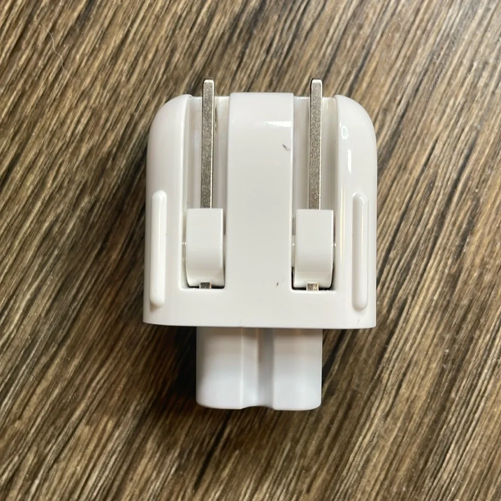 Apple Adapter 125V - 2.5A Model A1555 P JET Longwell USA